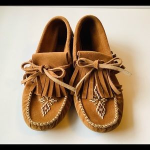 Manitobah paddle moccasin with beads vibram sole size 6